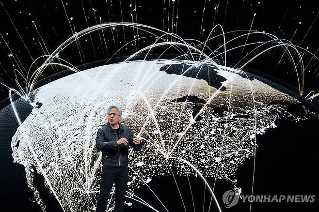 기조연설하는 젠슨 황  젠슨 황 엔비디아 최고경영자(CEO)가 28일(현지시간) 미국 워싱턴의 월터 E. 워싱턴컨벤션센터에서 열린 개발자행사(GTC)에서 기조연설을 하고 있다. (AP=연합뉴스)