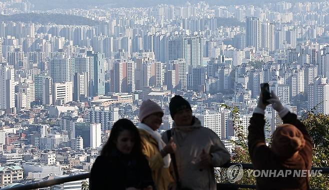부동산 대책에도 집값 상승 기대 4년 만에 최고 (서울=연합뉴스) 김인철 기자 = 정부의 연이은 부동산 대책에도 소비자들의 집값 상승 기대는 4년 만에 가장 높은 수준인 것으로 나타난 28일 서울 남산에서 바라본 서울 도심 아파트 모습.
    이날 한국은행이 발표한 '소비자동향조사' 결과에 따르면 10월 주택가격전망지수는 122로 전월보다 10포인트 상승했다. 2025.10.28 yatoya@yna.co.kr