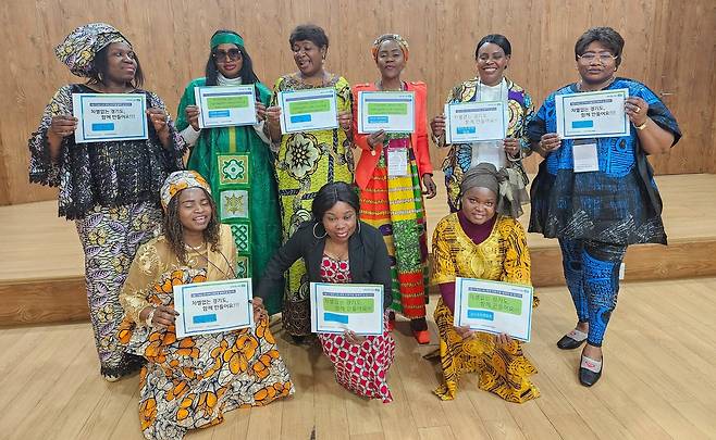 아프리카 전통 의상 입은 와이즈우먼협회. 아랫줄 맨 왼쪽이 도르카스 씨 [도르카스 제공. 재판매 및 DB 금지]