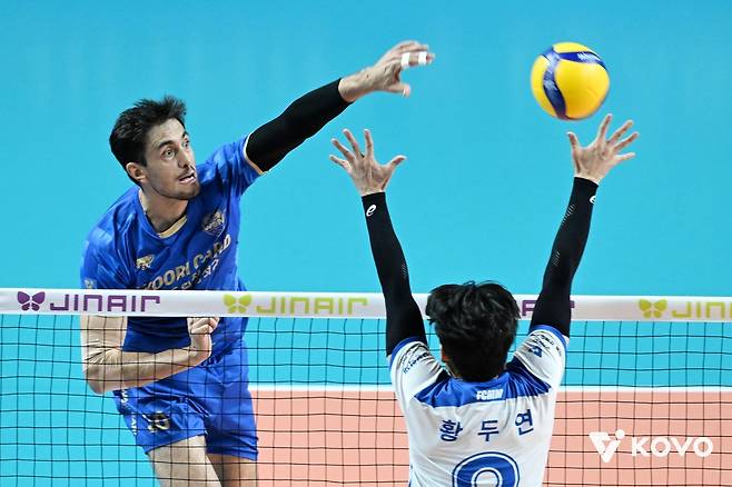 공격하는 우리카드의 아라우조(왼쪽) [한국배구연맹 제공. 재판매 및 DB 금지]