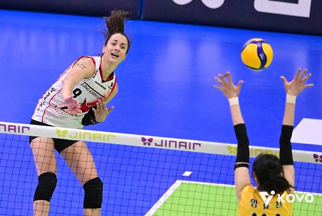 공격하는 정관장의 자네테(왼쪽) [한국배구연맹 제공. 재판매 및 DB 금지]