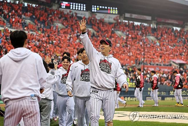 손 흔드는 김현수 (서울=연합뉴스) 윤동진 기자 = 26일 서울 잠실야구장에서 열린 2025 프로야구 한국시리즈 한화 이글스 대 LG 트윈스 1차전 경기. 8 대 2 LG의 승리로 경기가 끝난 후 LG 김현수가 관중을 향해 손을 흔들고 있다. 2025.10.26 mon@yna.co.kr