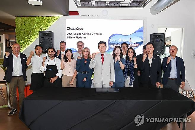 대한체육회, 2026 동계올림픽 코리아하우스 운영 (서울=연합뉴스) 대한체육회가 2026 밀라노·코르티나담페초 동계올림픽 기간 운영될 급식지원센터 운영 협력을 위한 임차 계약 체결식에서 참석자들과 기념 촬영하고 있다. 2025.6.27 [대한체육회 제공. 재판매 및 DB 금지]