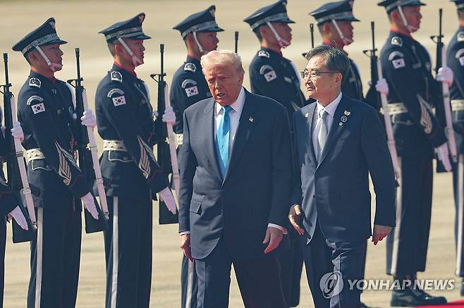 APEC 트럼프 미국 대통령 한국 도착 (부산=연합뉴스) 이동해 기자 = 경주 APEC을 계기로 국빈 방한하는 도널드 트럼프 미국 대통령이 29일 부산 김해국제공항에 도착해 조현 외교부 장관과 의장대 사이를 걷고 있다. 2025.10.29 eastseer@yna.co.kr