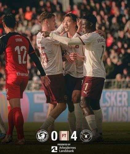 동료들의 축하를 받는 조규성. [미트윌란 구단 SNS 캡처. 재판매 및 DB 금지]