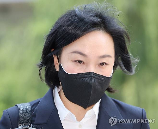 특검 출석하는 유경옥 전 행정관 (서울=연합뉴스) 이진욱 기자 = 김건희 여사의 '문고리 3인방'으로 알려진 유경옥 전 행정관이 25일 서울 종로구 KT광화문빌딩에 마련된 김건희 여사 관련 의혹을 수사 중인 민중기 특별검사팀 사무실에 출석하고 있다. 2025.7.25 cityboy@yna.co.kr