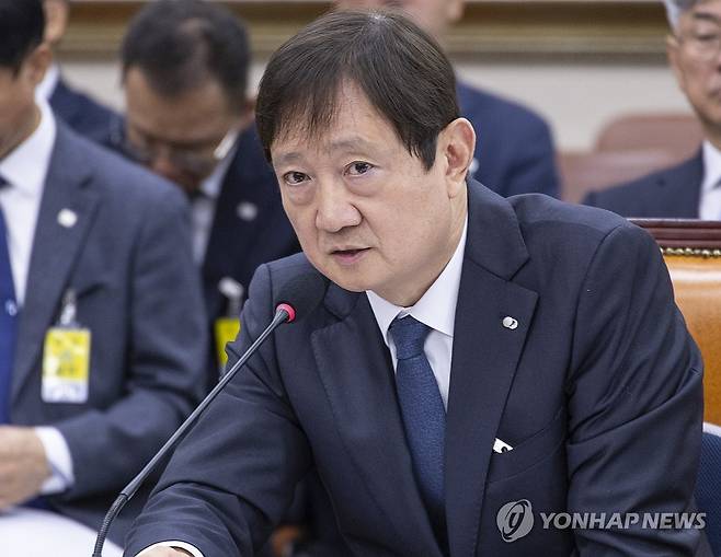 질의에 답하는 이찬진 금융감독원장 (서울=연합뉴스) 황광모 기자 = 이찬진 금융감독원장이 지난 21일 국회에서 열린 2025년도 정무위원회 국정감사에 출석해 의원 질의에 답하고 있다. 2025.10.21 hkmpooh@yna.co.kr