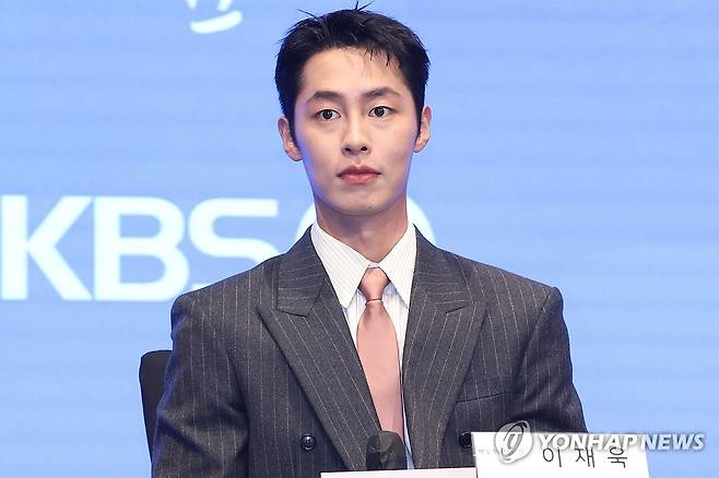 질문 듣는 이재욱 (서울=연합뉴스) 강민지 기자 = 배우 이재욱이 29일 서울 구로구 더세인트에서 열린 KBS 토일 미니시리즈 '마지막 썸머' 제작발표회에서 질문을 듣고 있다.  2025.10.29 mjkang@yna.co.kr