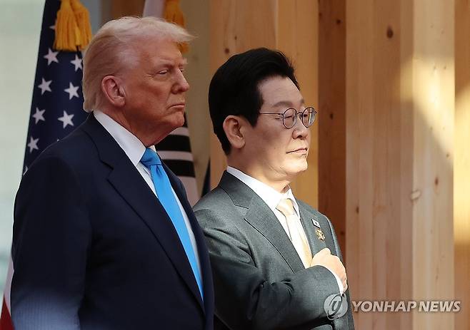 이재명 대통령과 트럼프 대통령 (경주=연합뉴스) 한상균 기자 = 이재명 대통령이 29일 경북 경주박물관에서 열린 도널드 트럼프 미국 대통령 공식 환영식에서 국기에 경례하고 있다. 2025.10.29 [대통령실통신사진기자단] xyz@yna.co.kr