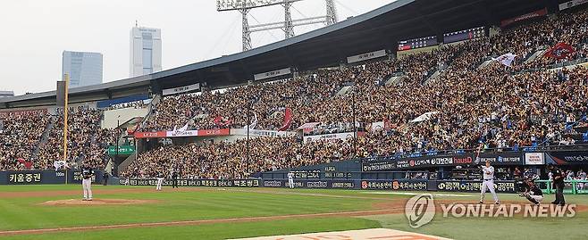 한국시리즈 1차전 가득한 관중 (서울=연합뉴스) 최재구 기자 = 26일 서울 잠실야구장에서 열린 2025 프로야구 KBO리그 포스트시즌 한국시리즈 1차전 한화 이글스와 LG 트윈스의 경기. 관중들이 응원전을 펼치고 있다. 2025.10.26 jjaeck9@yna.co.kr