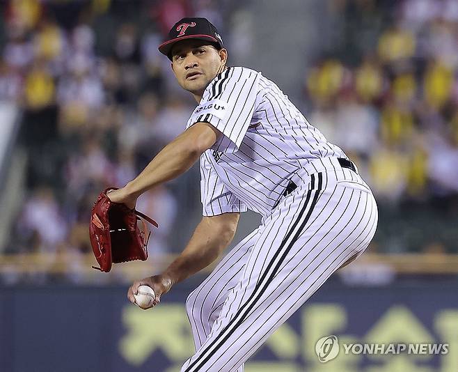 역투하는 LG 선발 치리노스 (서울=연합뉴스) 류영석 기자 = 1일 서울 잠실야구장에서 열린 프로야구 KBO리그 NC 다이노스와 LG 트윈스의 경기.
1회초 LG 선발 치리노스가 역투하고 있다. 2025.10.1 ondol@yna.co.kr