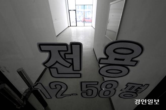 코로나19 팬데믹은 거북섬에 상권이 형성될 중요한 타이밍을 빼앗았고, 그간 받았던 관심은 ‘공실섬’이라는 오명으로 되돌아왔다. 시흥시 정왕동 거북섬 상가 모습. /경인일보DB