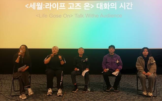 ▲ 지난 22일 인천 미추홀구 영화공간 주안에서 열린 '기억과 애도의 상영회'가 끝난 뒤 이재원(가운데) 인현동 화재 참사 유가족협의회장을 비롯한 참석자들이 대화의 시간을 갖고 있다. /이순민 기자 smlee@incheonilbo.com