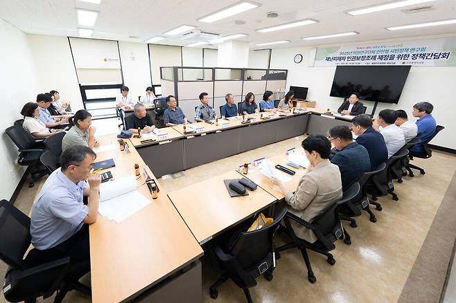 ▲ 인현동 화재 참사 유가족들이 참석한 가운데 지난 8월19일 인천시의회 행정안전위원회 세미나실에서 '재난 피해자 인권 보장 조례 제정을 위한 정책 간담회'가 열리고 있다. /사진제공=인천시의회