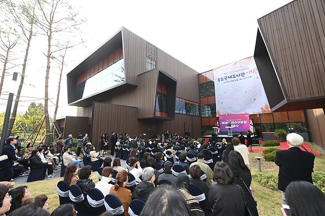 30일 열린 인천 연수구 송도국제도서관 개관식에서 이재호 구청장이 기념사를 하고 있다. 사진=연수구청