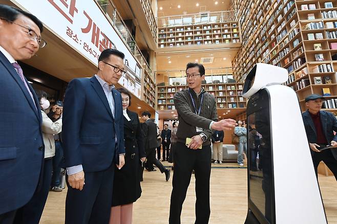 30일 열린 인천 연수구 송도국제도서관 개관식에서 이재호 구청장이 내부 시설을 둘러보고 있다. 사진=연수구청