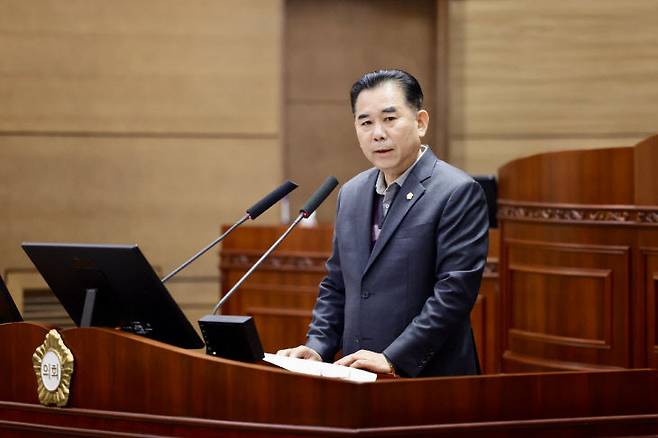 김영한 의원이 신방동 먹자골목 내 주차 공간이 절실하다고 강조했다.(의회 제공)