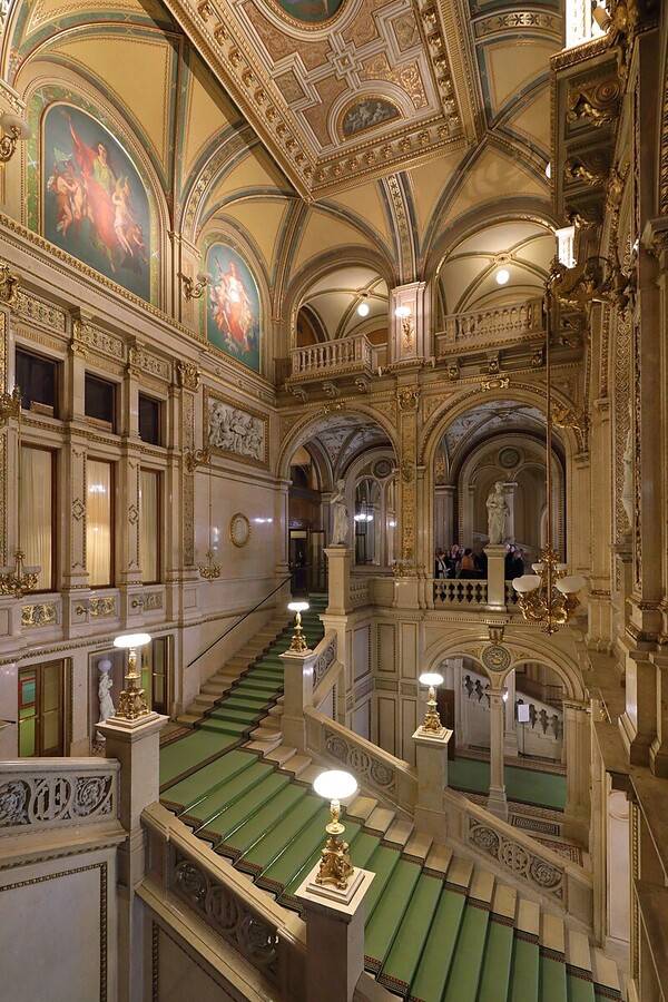 빈 국립 오페라 하우스에서 열리는 무도회의 만남의 계단. &nbsp;출처 위키피디아