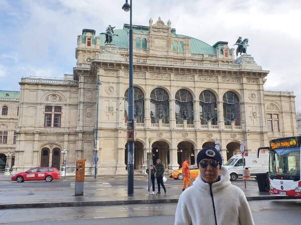 빈 국립 오페라 극장을 배경으로 포즈를 취한 필자.