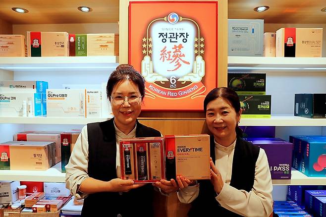 광주신세계 본관 지하 1층 정관장 매장에서 직원들이 정관장 에브리타임 제품을 선보이고 있다. <광주 신세계 제공>