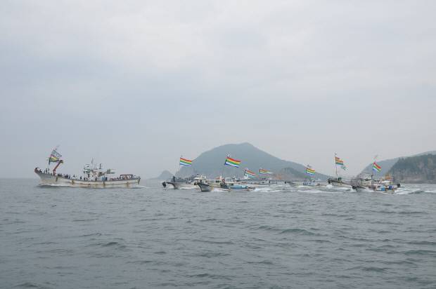 바다를 생계 터전으로 살아가는 어민들은 만선과 뱃사람들의 무사 안녕을 기원하는 풍어제를 지낸다. 거문도에서는 마을마다 해온 풍어제, 고두리 영감제, 거북제, 용왕제 등을 매년 음력 4월 15일 한 날에 지내고 있다.  <목포대 도서문화연구원 송기태 교수 제공>