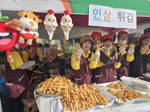 ◇한국여성농업인 홍천군연합회(회장:김선녀)가 30일 토리숲에서 열린 제23회 홍천인삼·한우 명품축제와 제10회 홍천사과 축제에서 인삼 튀김을 판매했다.