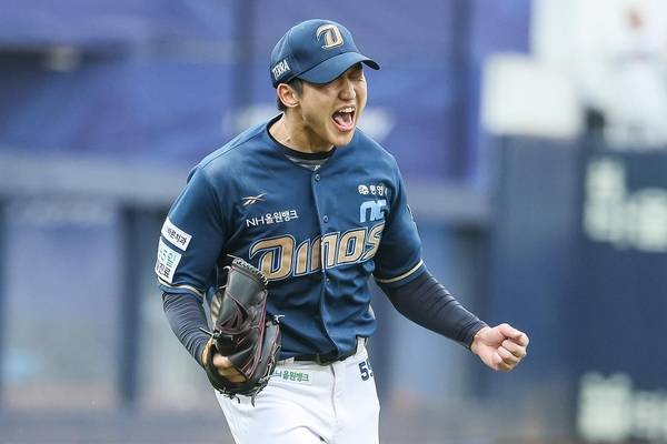 NC 다이노스 구창모가 6일 삼성 라이온즈와의 와일드카드 결정전 1차전 선발 투수로 나서 투구 후 환호하고 있다. /NC 다이노스