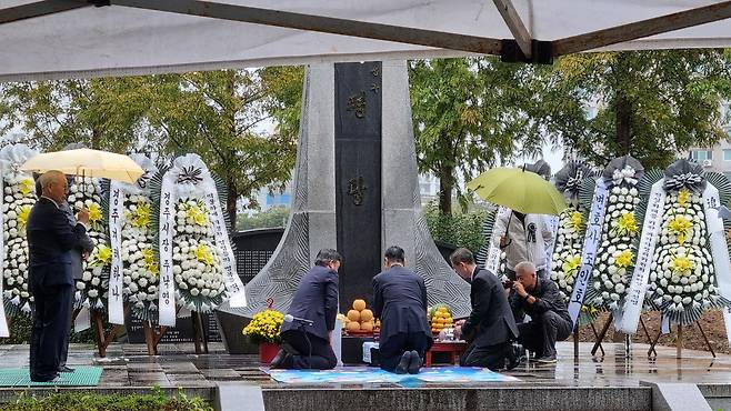 황성동 352-4번지 위령탑에서 한국전쟁 전후 민간인 희생자를 위한 경주지역 합동위령제가 열리고 있다.