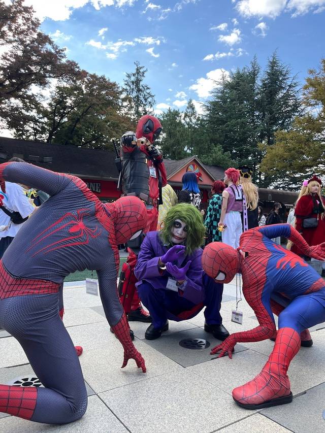 이태원 참사 이후 세 번째로 맞는 할로윈, 대구의 도심 풍경은 확실히 달라졌다. 사진은 이월드에서 열리고 있는 코스믹 파티 참가자들이 포즈를 취하고 있다. 이월드 제공