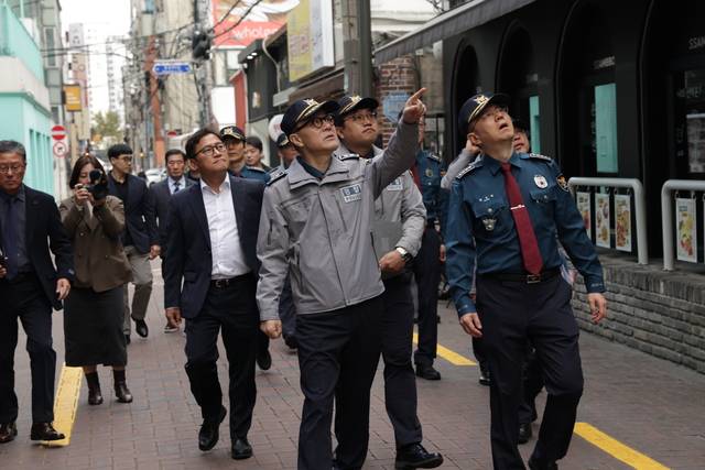 김병우 대구경찰청장은 30일 핼러윈 데이를 앞두고 인파 밀집이 예상되는 동성로 클럽골목을 직접 방문해 현장점검을 실시했다. 김 청장은 "이번 핼러윈 기간 동안 어느 때보다 긴장감을 가지고 모든 경찰관이 안전관리에 만전을 기해달라"고 당부했다. 대구경찰청 제공
