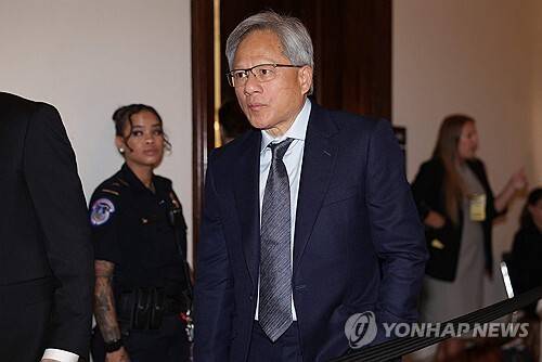 세계적 반도체 기업 엔비디아 젠슨 황 CEO가 인천공항을 통해 입국하고 있다. 연합뉴스.