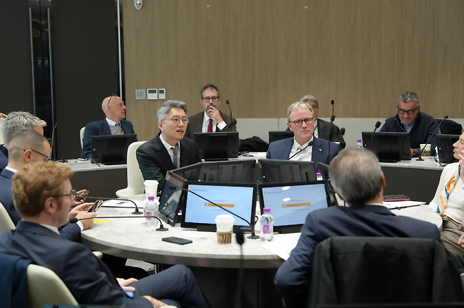 지난&nbsp;29일&nbsp;성남시&nbsp;카카오모빌리티&nbsp;사옥에서 류긍선&nbsp;카카오모빌리티&nbsp;대표(가운데 왼쪽)가&nbsp;옌스&nbsp;기에세케&nbsp;유럽의회&nbsp;교통관광위원회&nbsp;단장(" 오른쪽) 등에게 미래&nbsp;모빌리티&nbsp;기술에&nbsp;대해&nbsp;발언하고&nbsp;있다. /사진=카카오모빌리티