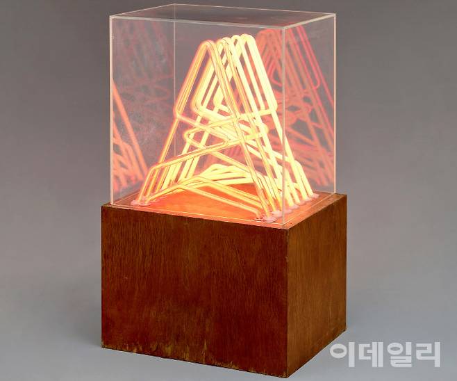 나희균의 ‘삼각의 네온’(1970). 네온·PVC·철 등 산업재료를 과감하게 들여 작가만의 입체추상 시작을 알린 작품이다. 지금이야 새로울 게 없지만 당시로선 누구도 시도하지 않은 재료와 형식이란 점에서 파급력이 상당했다. 작가는 11점의 네온조각을 만들었고 ‘삼각의 네온’은 그중 초기작이다. 각진 기하학적 형태를 중첩한 모양이 도드라지지만 이후 점차 자유로운 곡선 형태로 변화해 갔다. 추상·팝아트·실험미술 등 새로운 사조가 밀려들던 1970년대 화단의 변화를 낯선 파격성으로 풀어냈다. 지난 6월 26일 국립현대미술관 과천에서 개막한 ‘MMCA 과천 상설전: 한국근현대미술Ⅱ’에 세웠다. 네온조명·나무·아크릴상자, 72×44×30㎝. 국립현대미술관 소장.