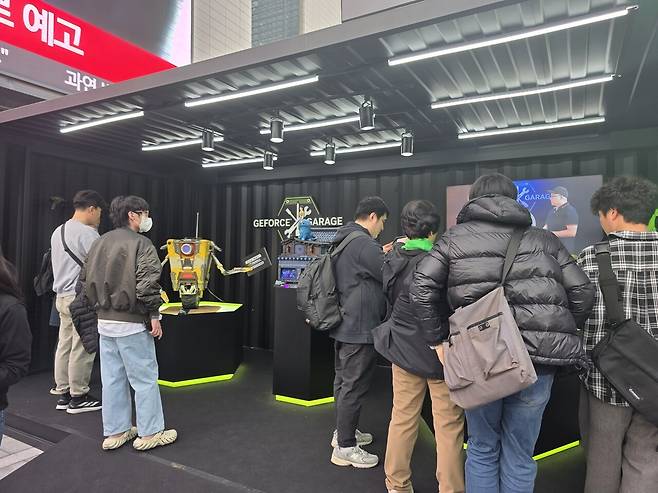 - 축제를 즐기는 관람객들