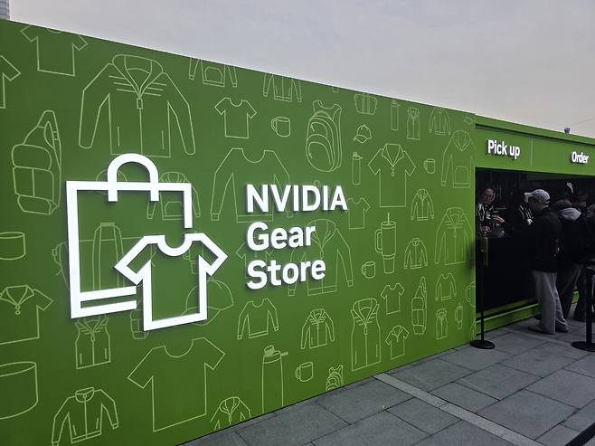 - 공식 굿즈 샵에서 다양한 물품을 구매할 수 있다