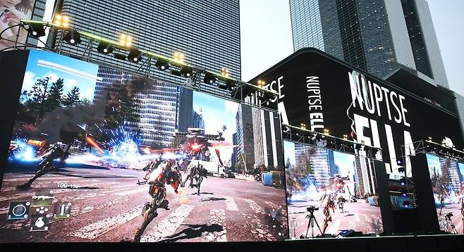 - 코엑스 한복판에 생중계되는 신더시티