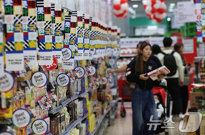 한국판 블랙프라이데이 '코리아 그랜드 페스티벌'이 막을 올린 29일 서울 중구 롯데마트 서울역점에서 외국인 관광객들이 쇼핑을 하고 있다. '2025.10.29/뉴스1 ⓒ News1 오대일 기자