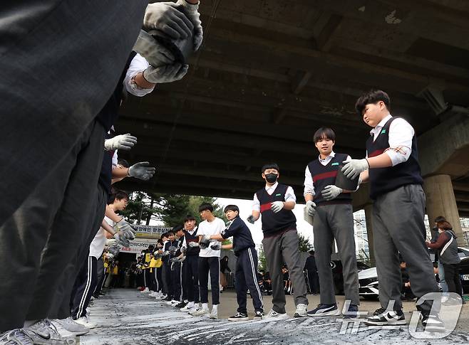 30일 경기 평택시의 한 장애인 단체에서 한광중학교 학생들이 연탄 나눔 봉사활동을 하고 있다. 한광중학교는 올해 평택시 관내 취약계층 8가구에 연탄 4000장을 기부할 예정이며 지난 2013년부터 올해까지 누적 5만 7400장의 연탄을 기부했다. 2025.10.30/뉴스1 ⓒ News1 김영운 기자