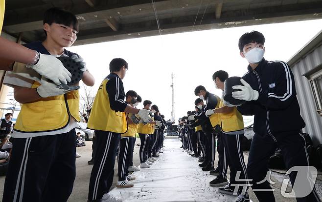 30일 경기 평택시의 한 장애인 단체에서 한광중학교 학생들이 연탄 나눔 봉사활동을 하고 있다. 한광중학교는 올해 평택시 관내 취약계층 8가구에 연탄 4000장을 기부할 예정이며 지난 2013년부터 올해까지 누적 5만 7400장의 연탄을 기부했다. 2025.10.30/뉴스1 ⓒ News1 김영운 기자