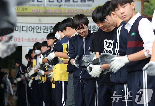 30일 경기 평택시의 한 장애인 단체에서 한광중학교 학생들이 연탄 나눔 봉사활동을 하고 있다. 한광중학교는 올해 평택시 관내 취약계층 8가구에 연탄 4000장을 기부할 예정이며 지난 2013년부터 올해까지 누적 5만 7400장의 연탄을 기부했다. 2025.10.30/뉴스1 ⓒ News1 김영운 기자