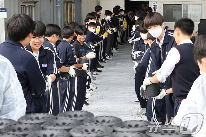 30일 경기 평택시의 한 장애인 단체에서 한광중학교 학생들이 연탄 나눔 봉사활동을 하고 있다. 한광중학교는 올해 평택시 관내 취약계층 8가구에 연탄 4000장을 기부할 예정이며 지난 2013년부터 올해까지 누적 5만 7400장의 연탄을 기부했다. 2025.10.30/뉴스1 ⓒ News1 김영운 기자