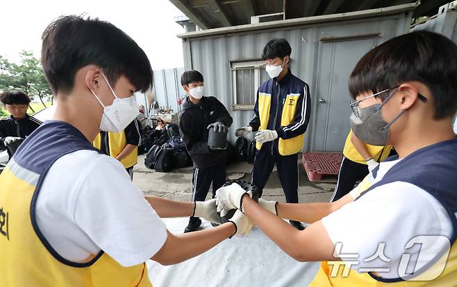 30일 경기 평택시의 한 장애인 단체에서 한광중학교 학생들이 연탄 나눔 봉사활동을 하고 있다. 한광중학교는 올해 평택시 관내 취약계층 8가구에 연탄 4000장을 기부할 예정이며 지난 2013년부터 올해까지 누적 5만 7400장의 연탄을 기부했다. 2025.10.30/뉴스1 ⓒ News1 김영운 기자