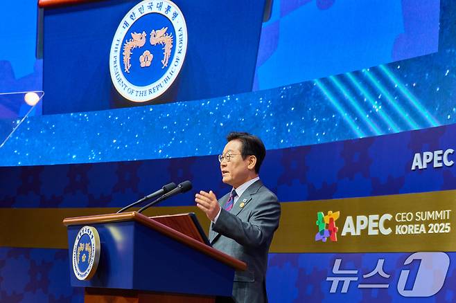 이재명 대통령이 29일 경북 경주 예술의전당에서 열린 아시아태평양경제협력체(APEC) 정상회의 최고경영자(CEO) 서밋 개회식에서 특별연설을 하고 있다. (대통령실 제공. 재판매 및 DB 금지) 2025.10.29/뉴스1 ⓒ News1 허경 기자