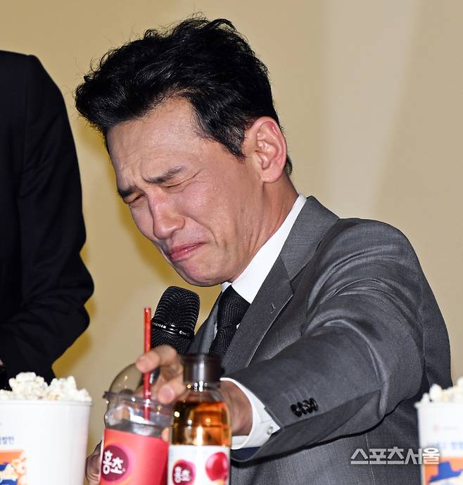 황정민이 홍초음료를 마신 후, 곤혹스런 표정을 짓고 있다. 이주상기자 rainbow@sportsseoul.com