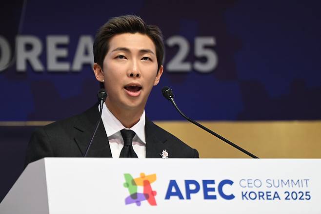 APEC CEO 서밋서 연설하는 BTS RM . 2025.10.29 [공동취재]