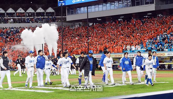 삼성 선수들이 21일 대구 삼성라이온즈파크에서 열린 2025 KBO리그 한화와 플레이오프 3차전에서 패한 뒤 팬들에게 인사를 하고 더그아웃으로 들어가고 있다. 대구 | 박진업 기자 upandup@sportsseoul.com