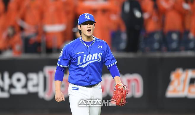 삼성 이호성이 24일 대전 한화생명 볼파크에서 열린 2025 KBO 포스트시즌 플레이오프 5차전 한화와 경기 6회말 1사만루 상대 채은성을 병살타로 처리한 후 환호하고 있다. 대전 | 최승섭 기자 thunder@sportsseoul.com