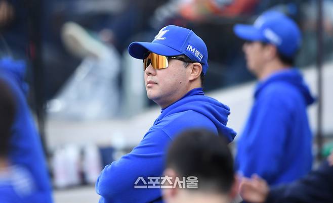 삼성 박진만 감독이 19일 대전 한화생명볼파크에서 열린 2025 KBO 포스트시즌 플레이오프 2차전 한화와 경기를 지켜보고 있다. 대전 | 최승섭기자 thunder@sportsseoul.com