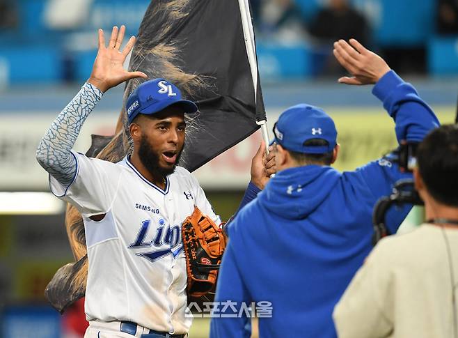 삼성 디아즈(왼쪽)가 14일 대구삼성라이온즈파크에서 열린 2025 KBO리그 SSG와 준플레이오프 4차전에서 SSG에 5-2로 승리하며 3승 1패로 플레이오프 진출을 확정한 뒤 박진만 감독과 하이파이브를 하고 있다. 대구 | 박진업 기자 upandup@sportsseoul.com