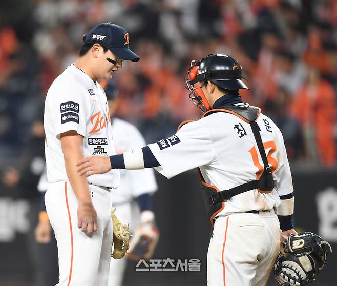 한화 김서현이 30일 대전 한화생명볼파크에서 열린 2025 KBO 한국시리즈 4차전 LG와 경기 9회 교체되어 마운드를 내려가고 있다. 대전 | 최승섭 기자 thunder@sportsseoul.com